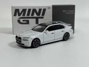 MINI GT 00819-R - 1/64 BMW I7 XDRIVE 60 MINERAL WHITE (RHD)