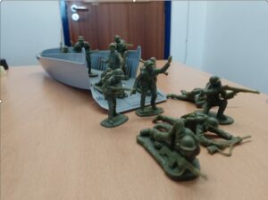 BMC 49998A  1/32 LCVP LANDING CRAFT WITH A SQUAD OF 12 US MARINES HELL IN THE PACIFIC